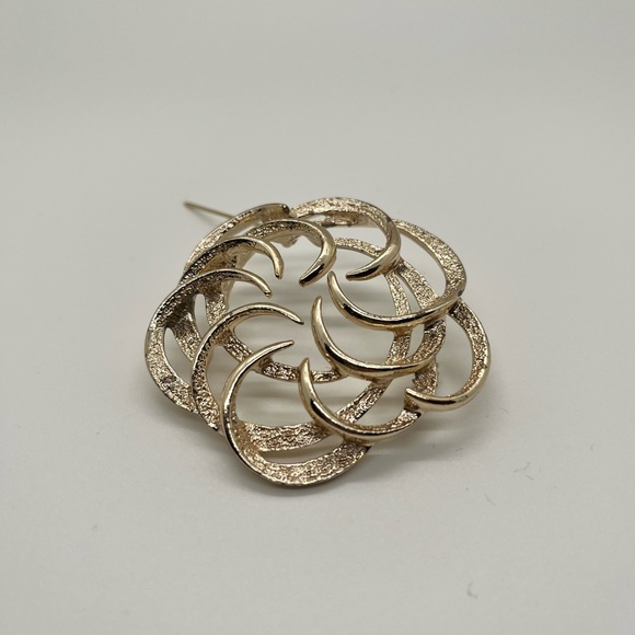 Vintage Sarah Coventry Large Swirl Open Flower Brooch Gold-tone scarf pin - Picture 2 of 6